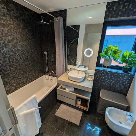 Sky-high Elegance Top-floor Views Of City, Ocean & Sunrise *