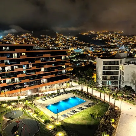 Апартаменты Sky-high Elegance Top-floor Views Of City, Ocean & Sunrise Фуншал