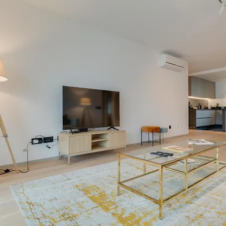 Sky-high Elegance Top-floor Views Of City, Ocean & Sunrise *