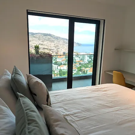 Sky-high Elegance Top-floor Views Of City, Ocean & Sunrise Апартаменты Фуншал