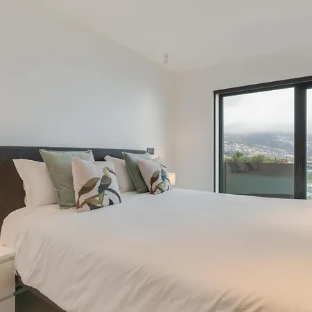 Sky-high Elegance Top-floor Views Of City, Ocean & Sunrise Апартаменты Фуншал