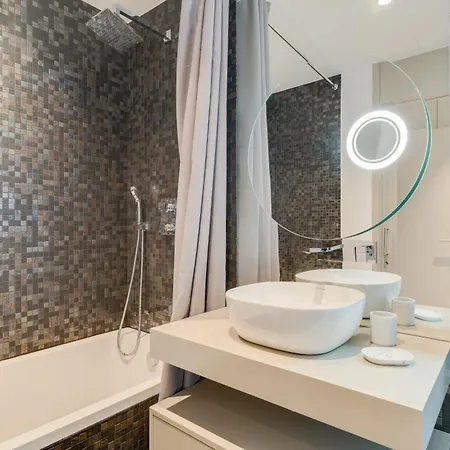 Sky-high Elegance Top-floor Views Of City, Ocean & Sunrise