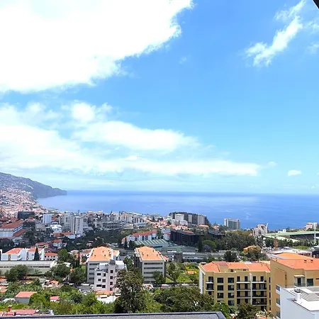 Sky-high Elegance Top-floor Views Of City, Ocean & Sunrise Апартаменты Фуншал