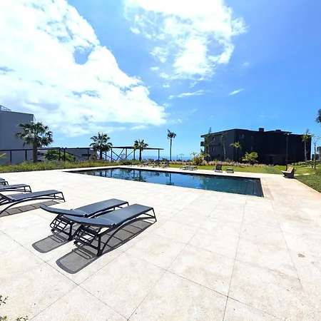 Sky-high Elegance Top-floor Views Of City, Ocean & Sunrise アパート