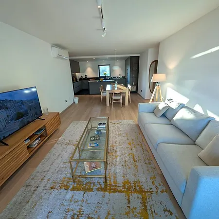 Sky-high Elegance Top-floor Views Of City, Ocean & Sunrise *