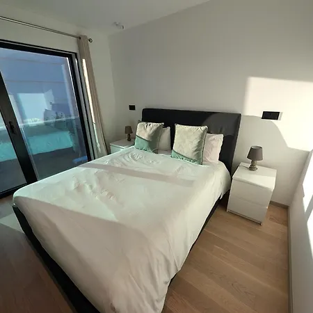 Апартаменты Sky-high Elegance Top-floor Views Of City, Ocean & Sunrise Фуншал