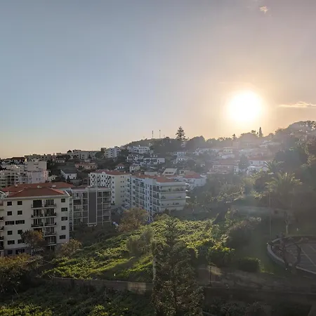 Sky-high Elegance Top-floor Views Of City, Ocean & Sunrise Lägenhet Funchal (Madeira)