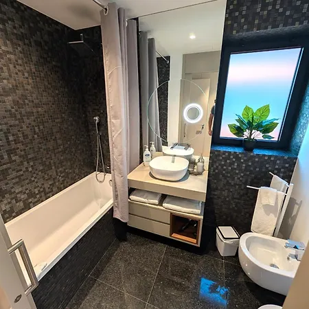 Апартаменты Sky-high Elegance Top-floor Views Of City, Ocean & Sunrise Фуншал