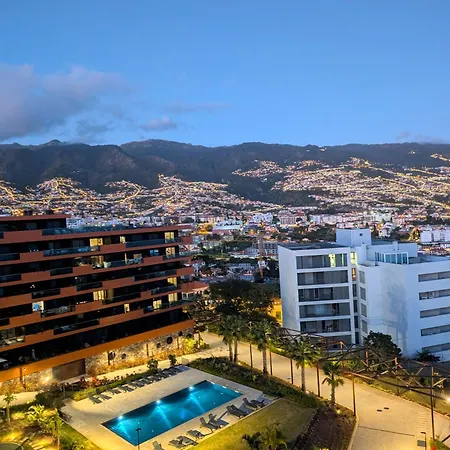 Sky-high Elegance Top-floor Views Of City, Ocean & Sunrise Lägenhet Funchal (Madeira)