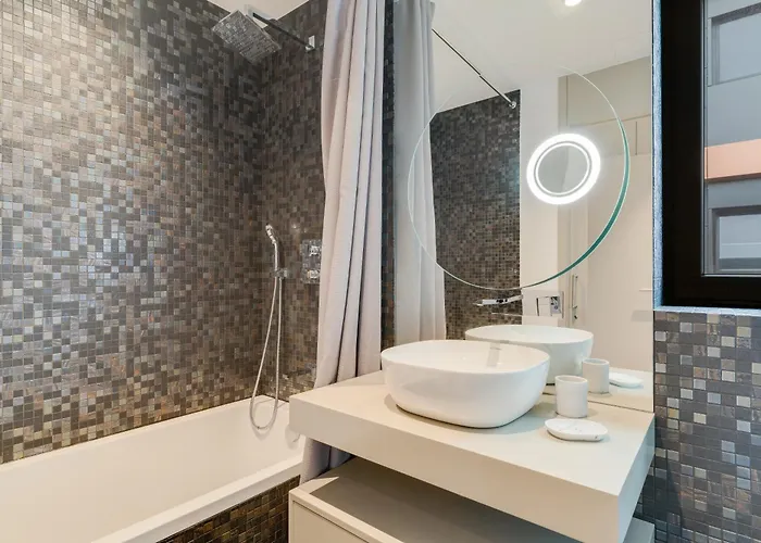 Sky-high Elegance Top-floor Views Of City, Ocean & Sunrise