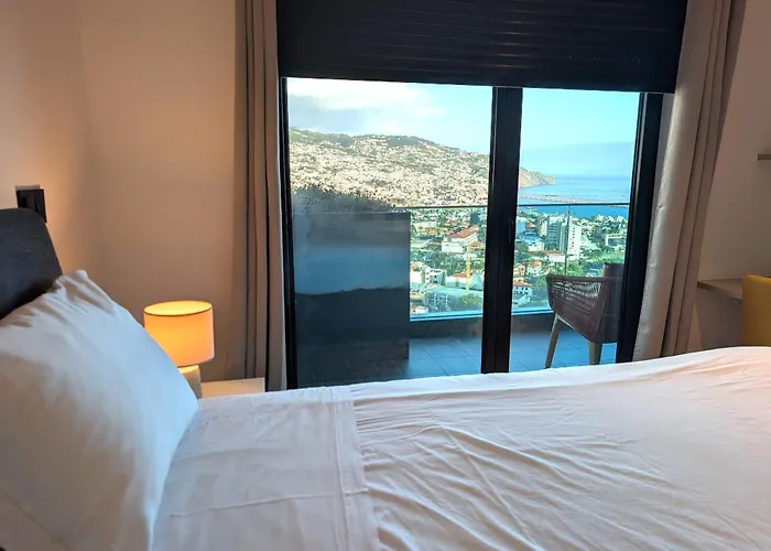 Sky-high Elegance Top-floor Views Of City, Ocean & Sunrise *