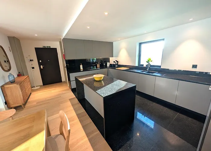 Sky-high Elegance Top-floor Views Of City, Ocean & Sunrise *