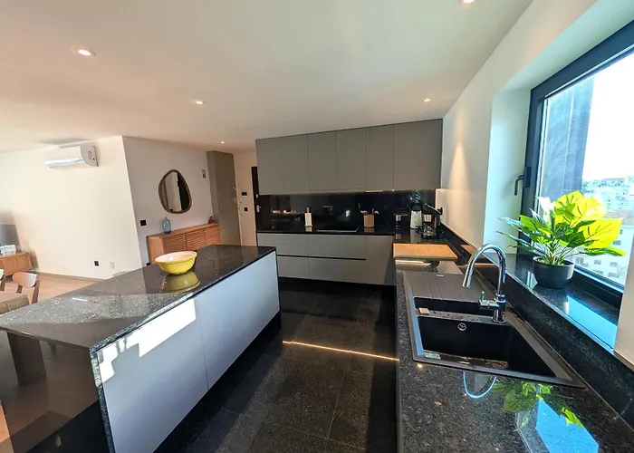 Sky-high Elegance Top-floor Views Of City, Ocean & Sunrise *