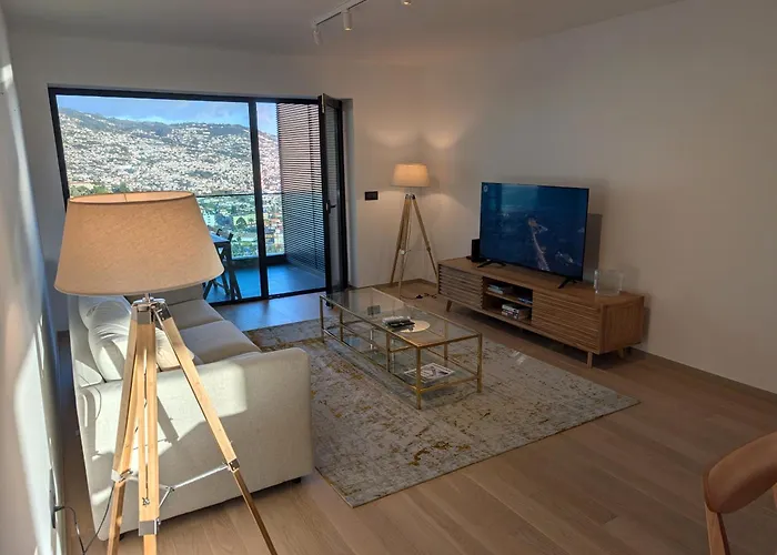 Sky-high Elegance Top-floor Views Of City, Ocean & Sunrise Funchal (Madeira)