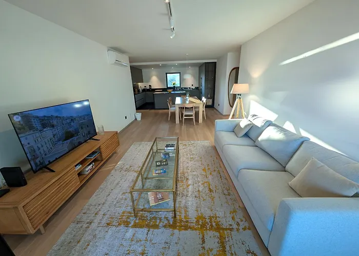 Sky-high Elegance Top-floor Views Of City, Ocean & Sunrise *