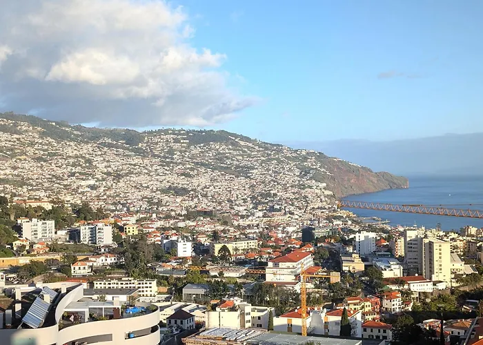 Sky-high Elegance Top-floor Views Of City, Ocean & Sunrise *