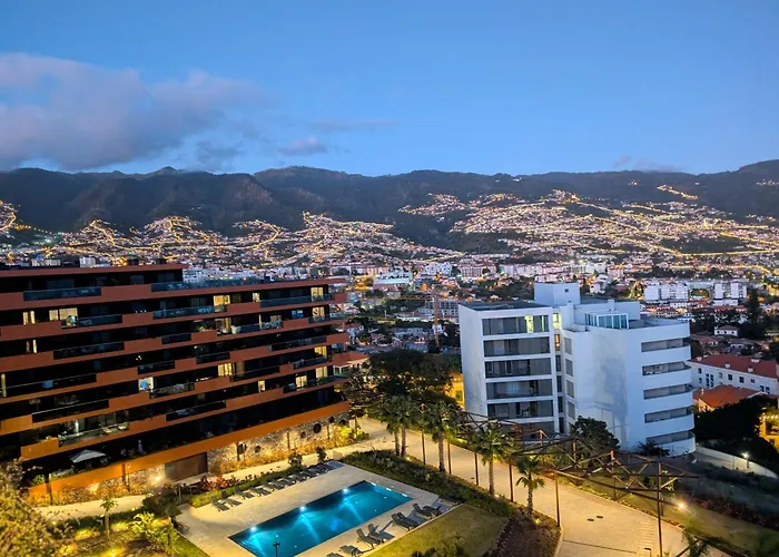 Sky-high Elegance Top-floor Views Of City, Ocean & Sunrise 公寓 丰沙尔