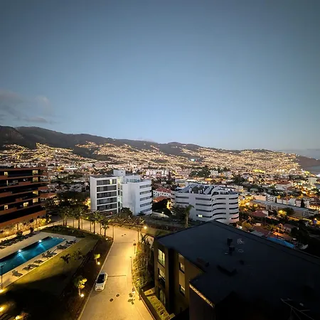 Sky-high Elegance Top-floor Views Of City, Ocean & Sunrise アパート *