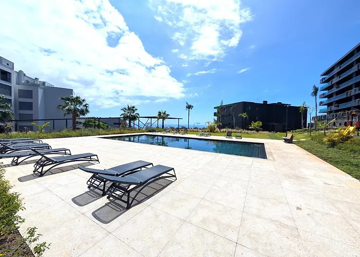 Sky-high Elegance Top-floor Views Of City, Ocean & Sunrise アパート