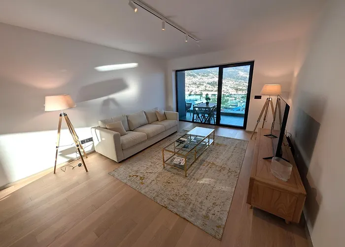 Sky-high Elegance Top-floor Views Of City, Ocean & Sunrise フンシャル